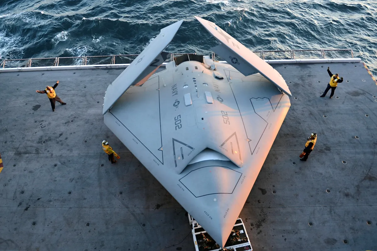 Yhdysvaltain X-47B-lennokki on edeltäjiään autonomisempi. Kuva Timothy Walter / AP / Lehtikuva.