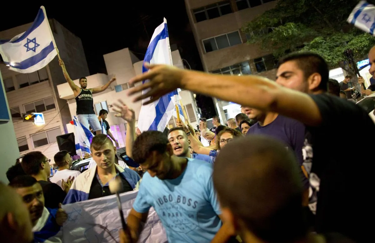 Oikeiston mielenosoitus Tel Avivissa kannatti Israelin Gaza-operaatiota 19. heinäkuuta. Kuva Oded Balilty / AP / Lehtikuva