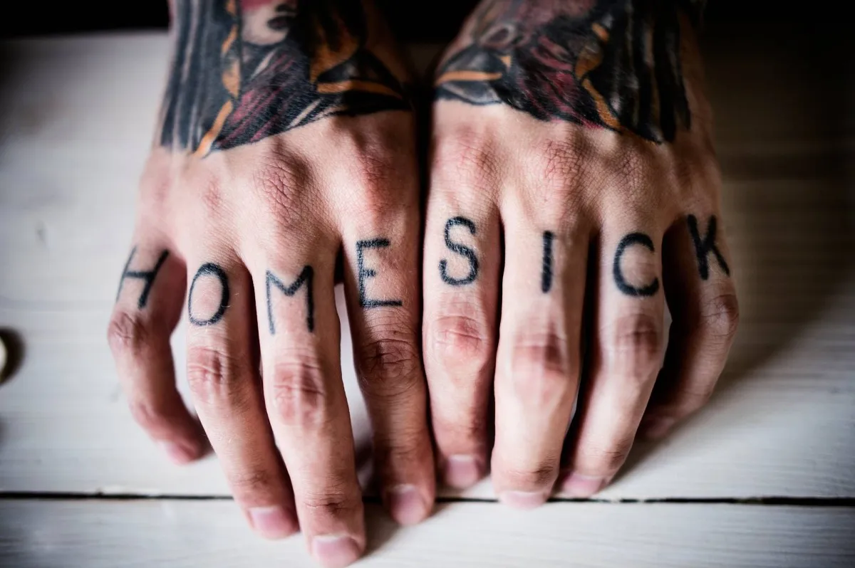 Viktor Forss-Mäntyrannan sormiin on tatuoitu koti-ikävä.