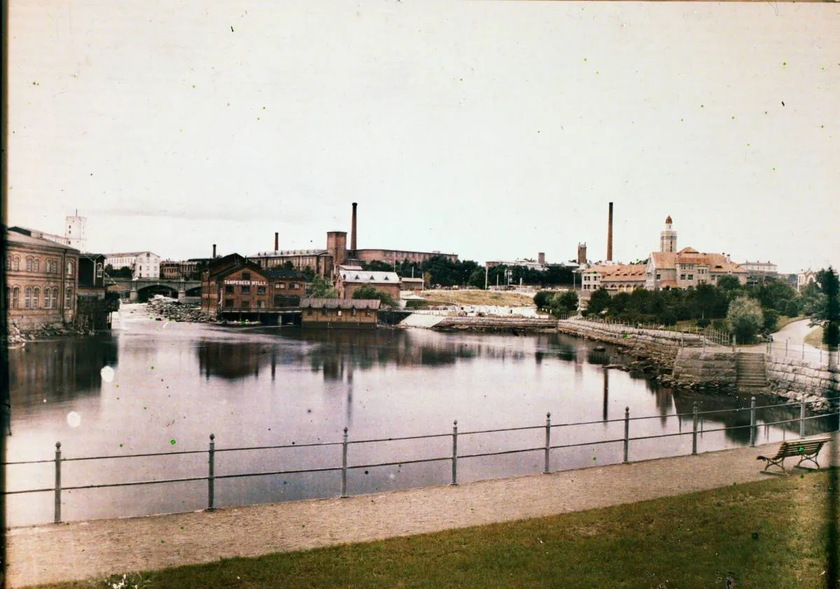 Eino Bergius kuvasi Tammerkosken autochromelle 1908. Kuva on tiettävästi ensimmäinen värikuva Tampereelta.