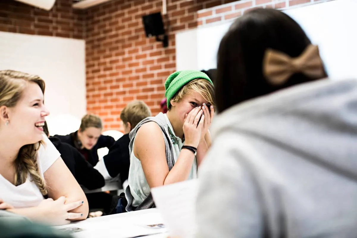 Ada Ruohosen (vas.) ja Gemma Jamesin katsomusaineiden ryhmä käsittelee tänään islamia Kulosaaren yhteiskoulussa.