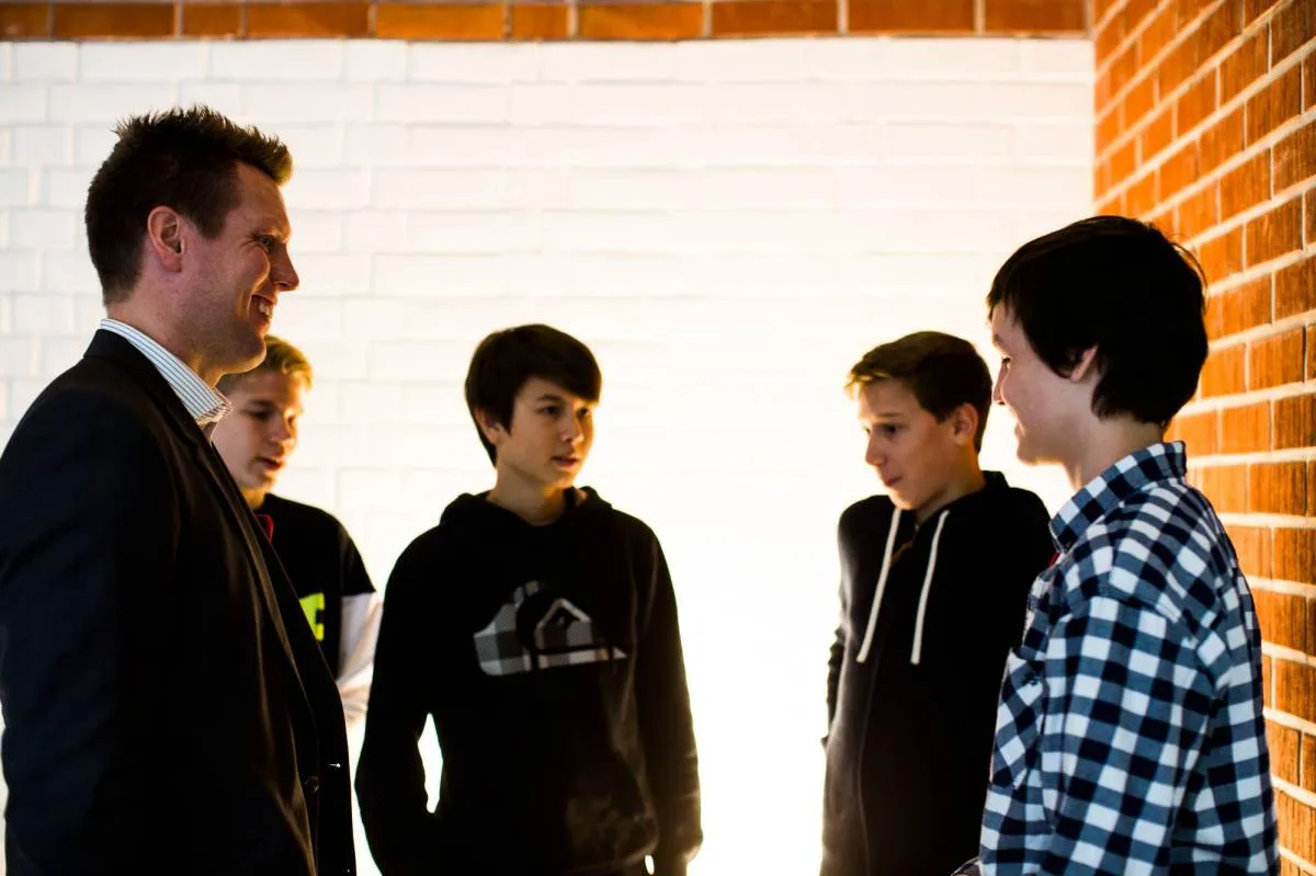 Rehtori Lauri Halla (vas.) sanoo, ettei ole idean isä, vaan pikemminkin jäänmurtaja.