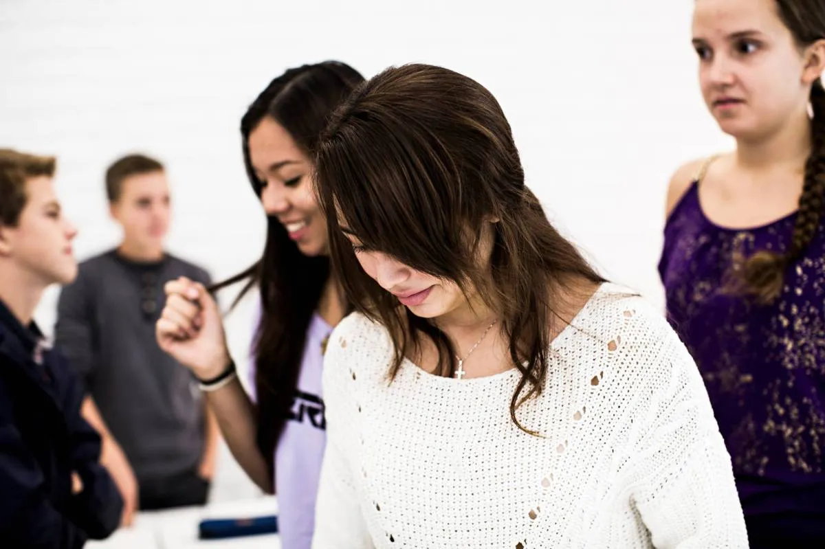 Aria Tipagon (vas.), Laura Klemola ja Rebecca Overmyer ovat käyneet yhteisillä uskontotunneilla yli vuoden.