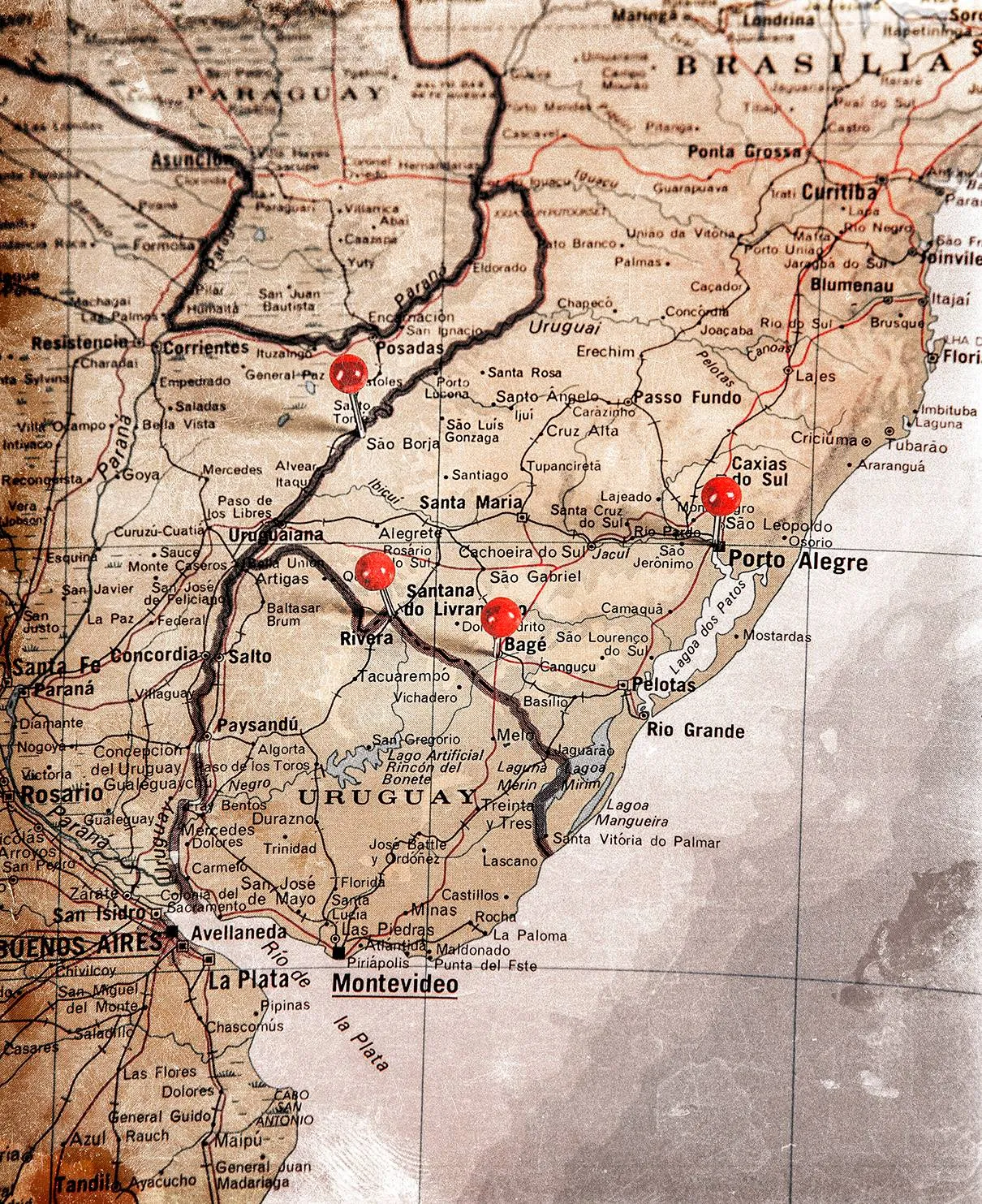 Argentiinan rajaviranomaiset vangitsivat Viljo Nästelinin 1940. Sen jälkeen häntä oli siirrelty kaupungista toiseen Argentiinan, Uruguayn ja Brasilian rajaseudulla.
