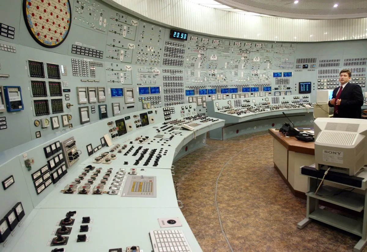 Kuolan ydinvoimalaitoksen valvomo elokuussa 2003.