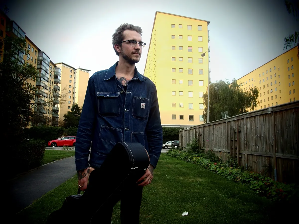 Viktor Fors-Mäntyranta lähti Ruotsiin soittamaan kaihoisaa musiikkia.