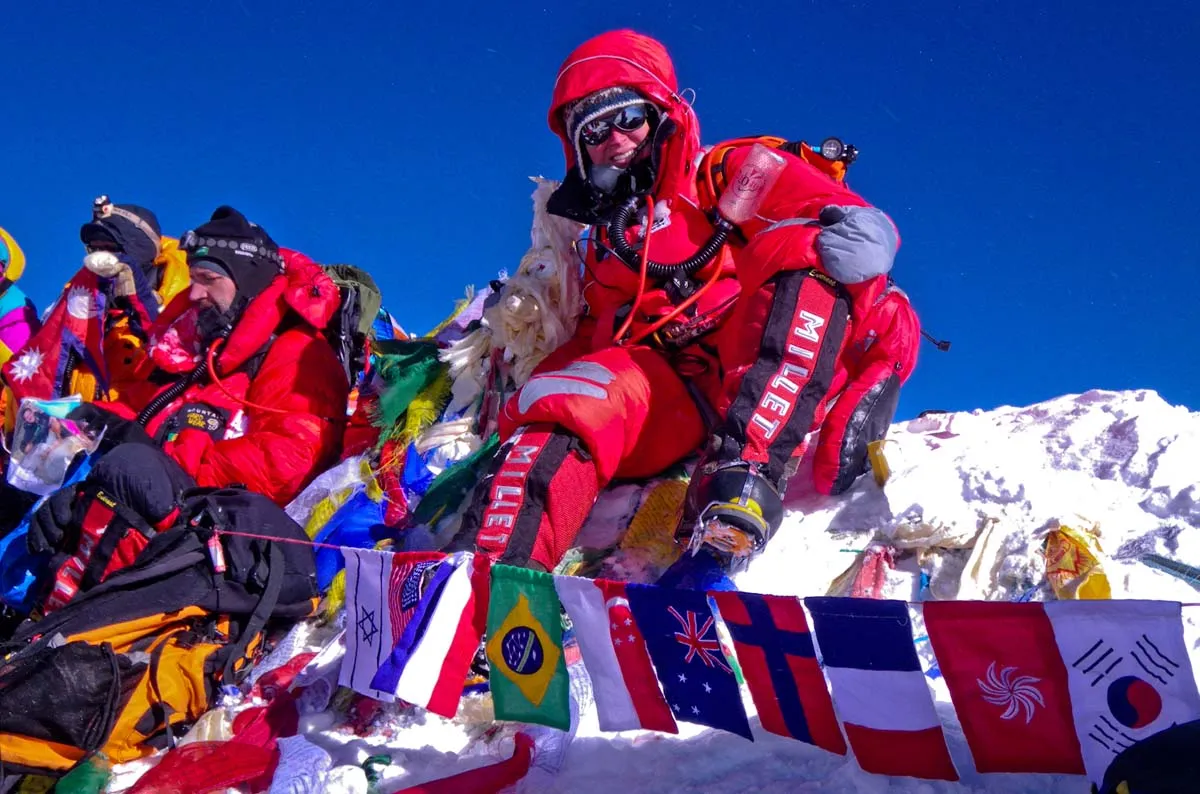 Carina Räihä kiipesi Mount Everestin huipulle osana kansainvälistä retkikuntaa vuonna 2010. Useimmat kiipeilevät vuorelle lisähapen avulla.