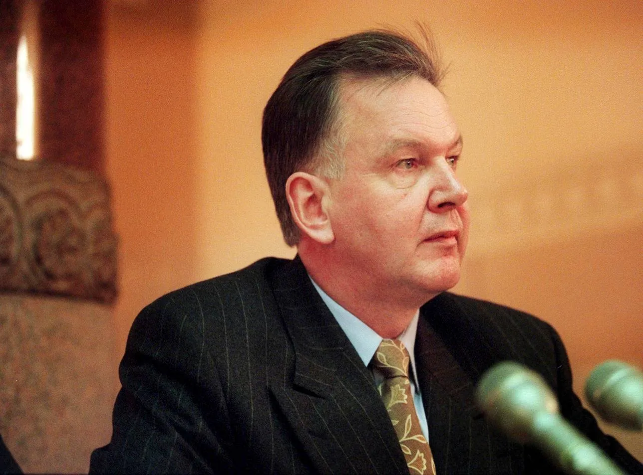 Matti Aura erotti Pekka Vennamon ja erosi itse 1999.
