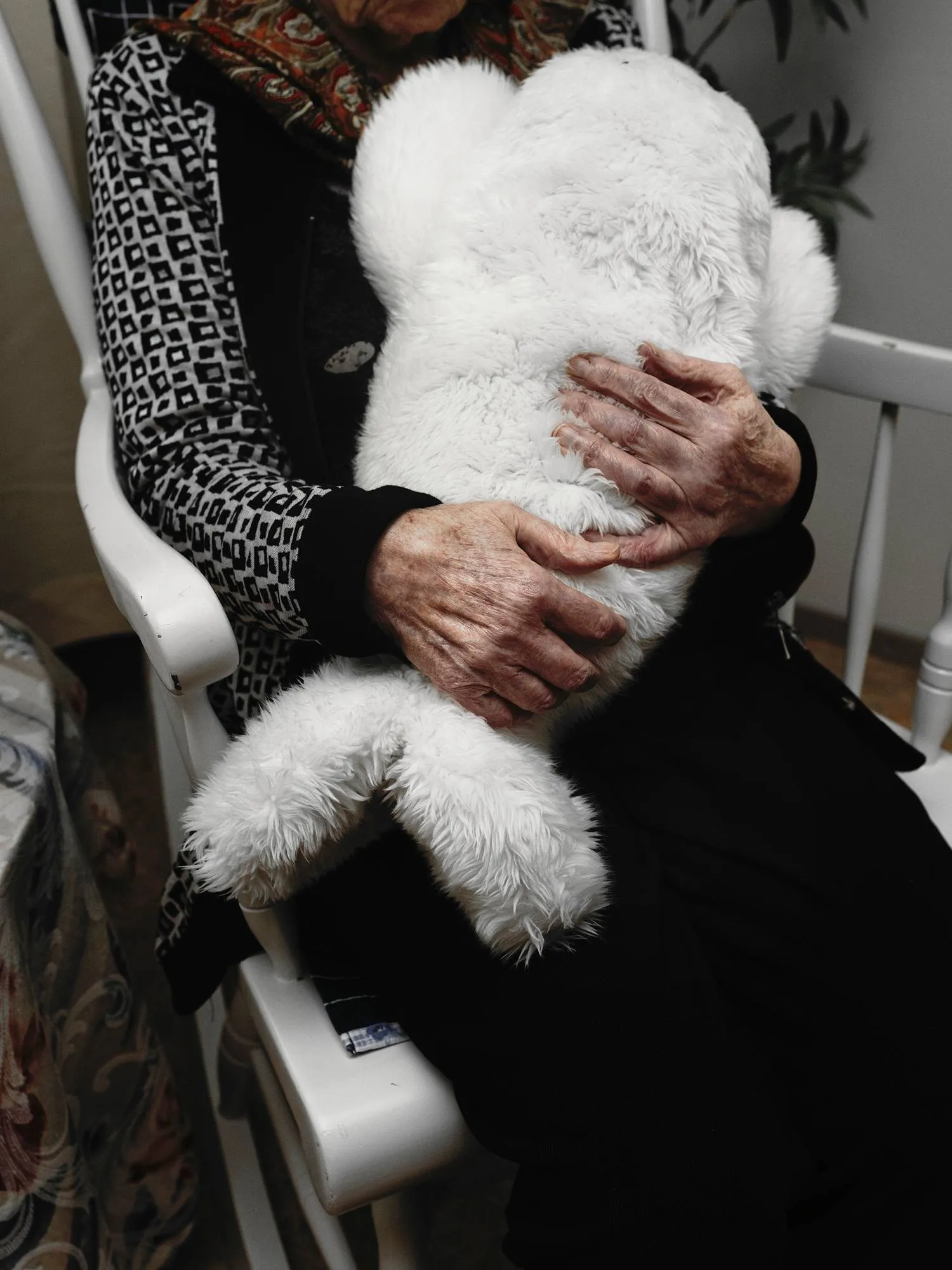 Palvelutalossa vanhukselle pitää seuraa Paavo-hyljerobotti.