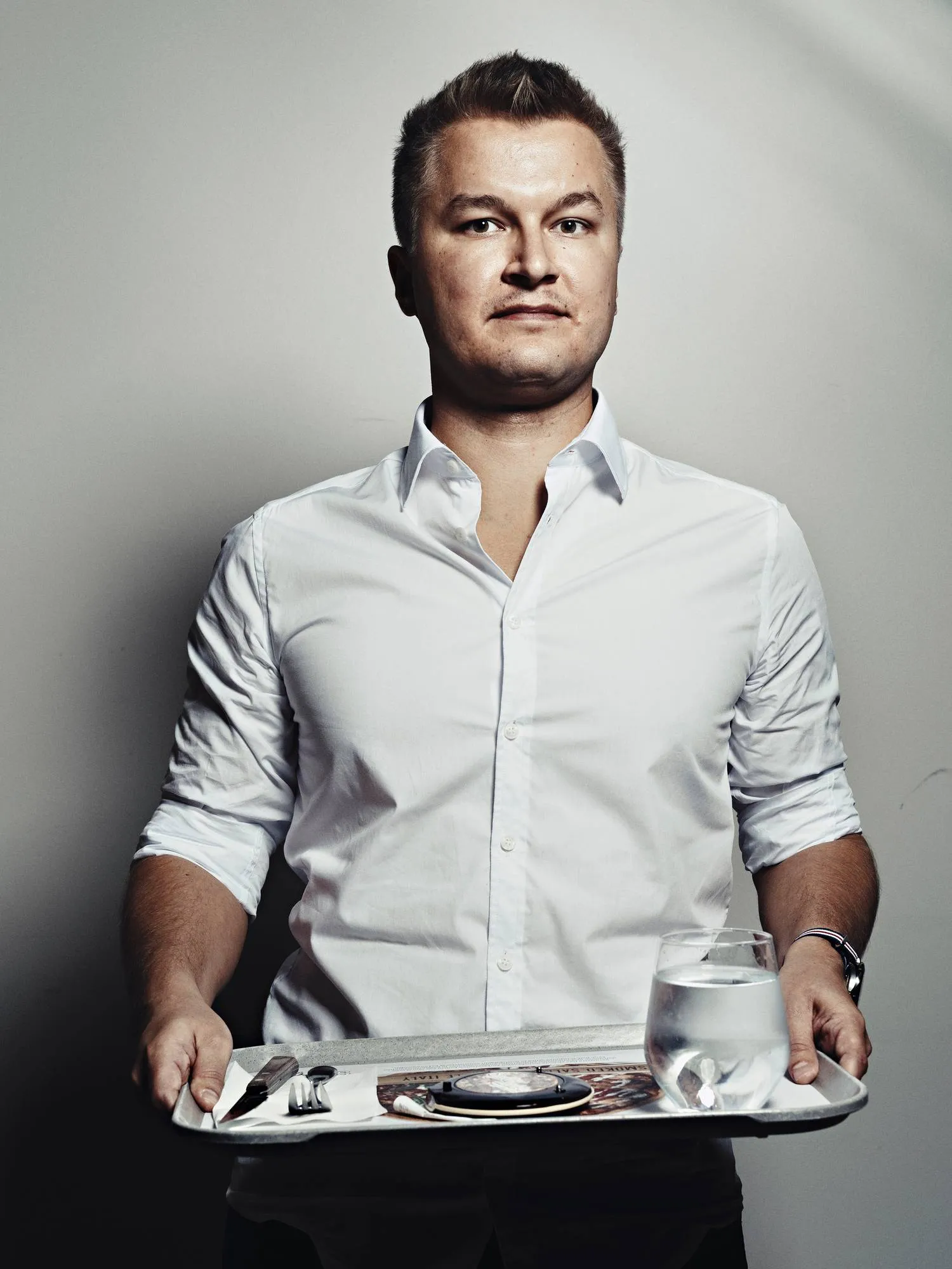 Timo Kataja ottaisi ravintolassa mieluummin pöytiintarjoilun kuin kantaisi omaa tarjotintaan.