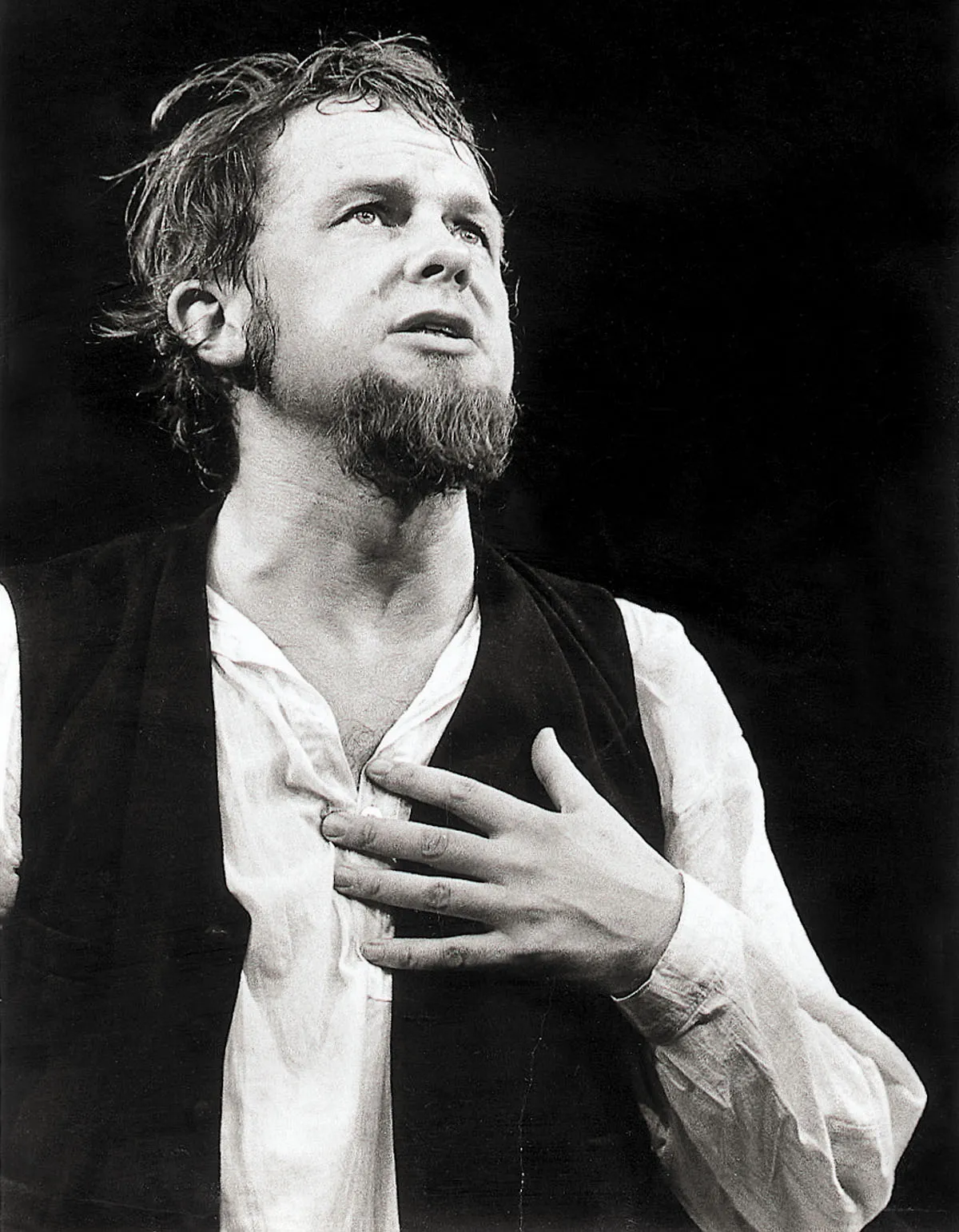 Vuonna 1974 Kalle Holmberg oli Turussa nimiroolissa Veijo Meren näytelmässä Aleksis Kivi.