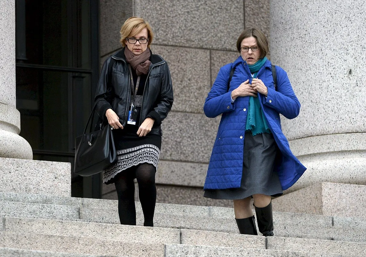 Kehitysministerin paikalta eronnut Heidi Hautala (oik.) ja omistajaohjausosaston virkamiessihteeri Sallamaari Muhonen poistuivat eduskunnasta 15. lokakuuta 2013.