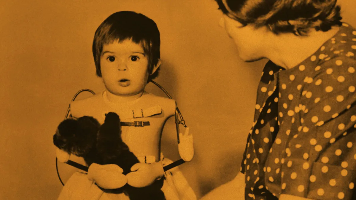 Talidomidin takia ilman käsiä syntynyt kaksivuotias opettelee käyttämään tekokäsiä.