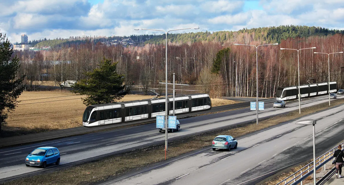 Ratikka kiitää Hervannan valtaväylän varressa jopa 70 kilometrin tuntinopeutta.