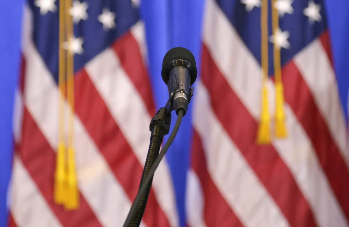 Trump Towerissa mikrofoni odottaa Donald Trumpia ja Yhdysvaltain seuraavan presidentin lehdistötilaisuuden alkua 11. tammikuuta 2017.