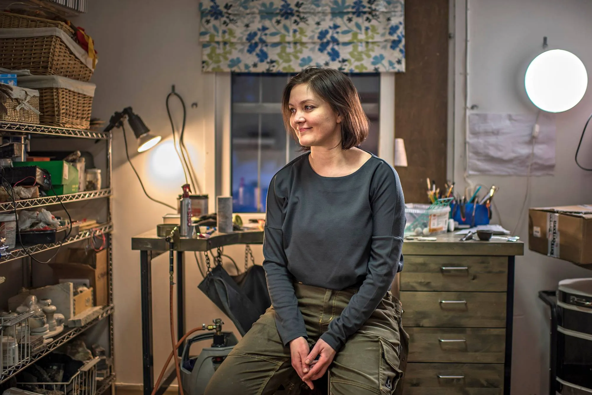 Inka Kangasniemi ateljeessaan. Hänestä saamelaisilla menee aivan hyvin.
