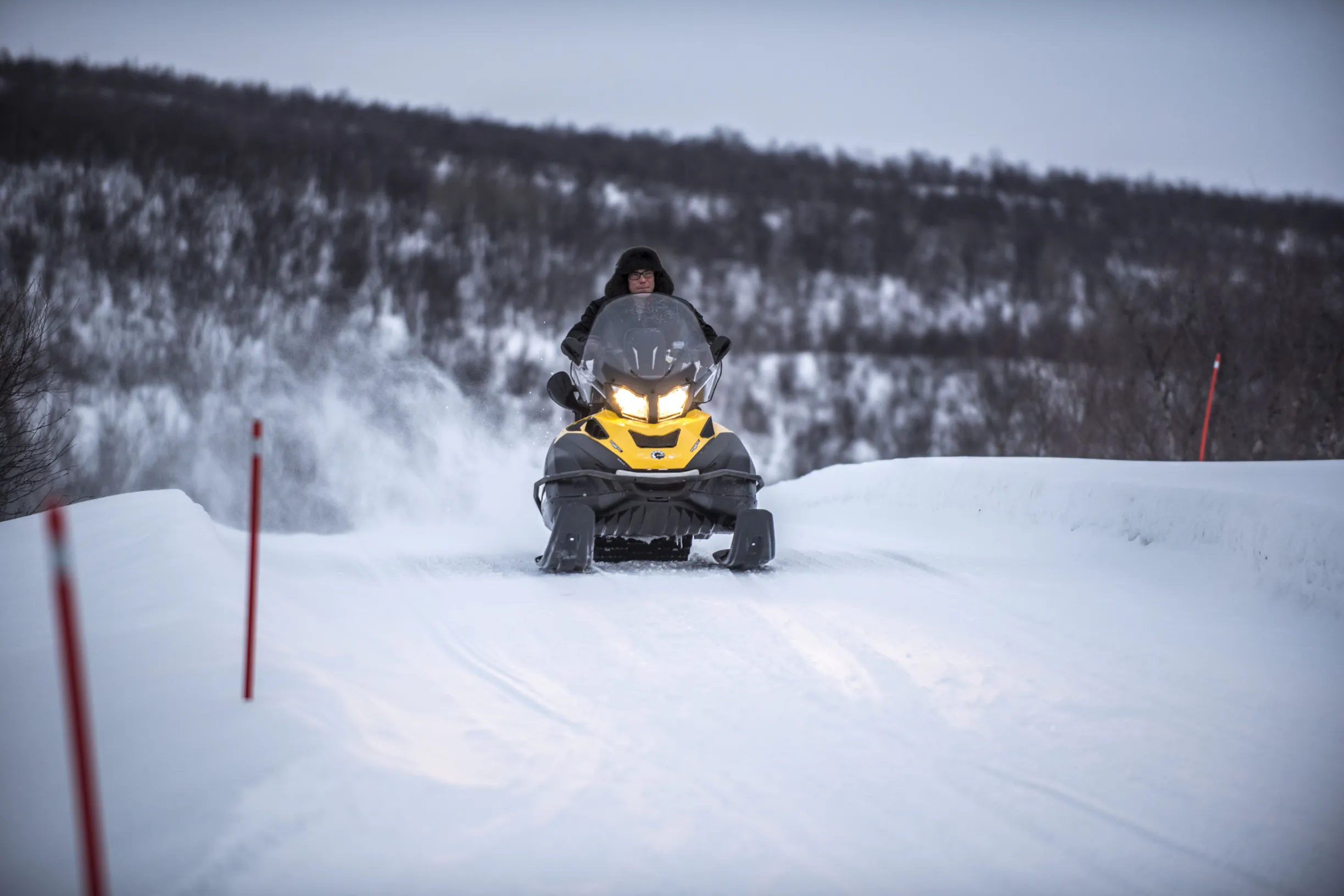 Eetu Valle kulkee kelkalla asioille Utsjoen kirkonkylälle.