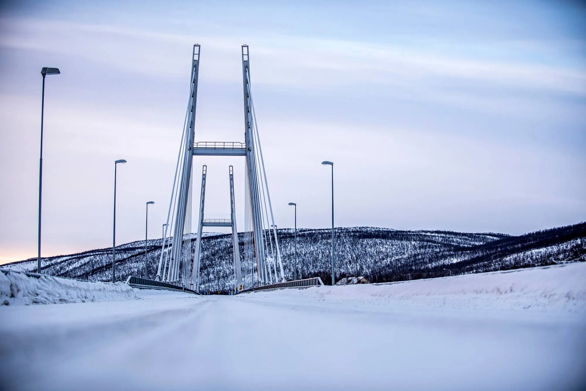 Saamensilta kaareutuu yli Tenojoen.