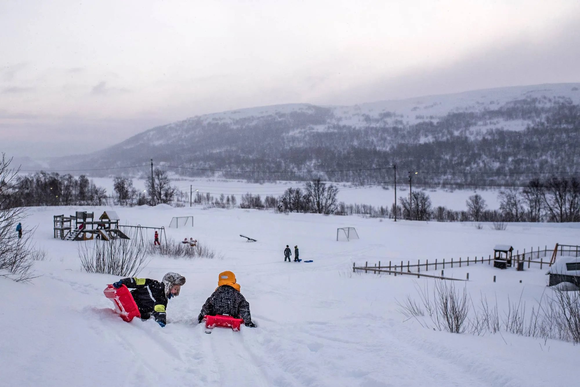 Utsjoen saamenkieliset koululaiset käyvät kerran viikossa koulua Norjan puolella. Norjalaiset käyvät kerran viikossa vastavierailulla. Saamenkielisistä opettajista on pulaa.