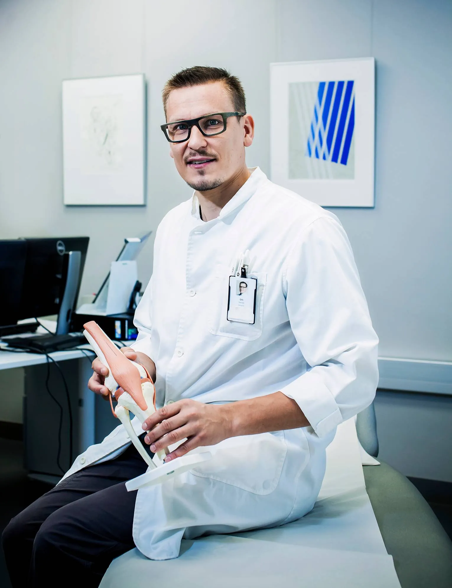 Ortopedian ja traumatologian erikoislääkäri Olli Savola ottaa potilaita vastaan Helsingin Pohjola Sairaalassa Pikku Huopalahdessa.