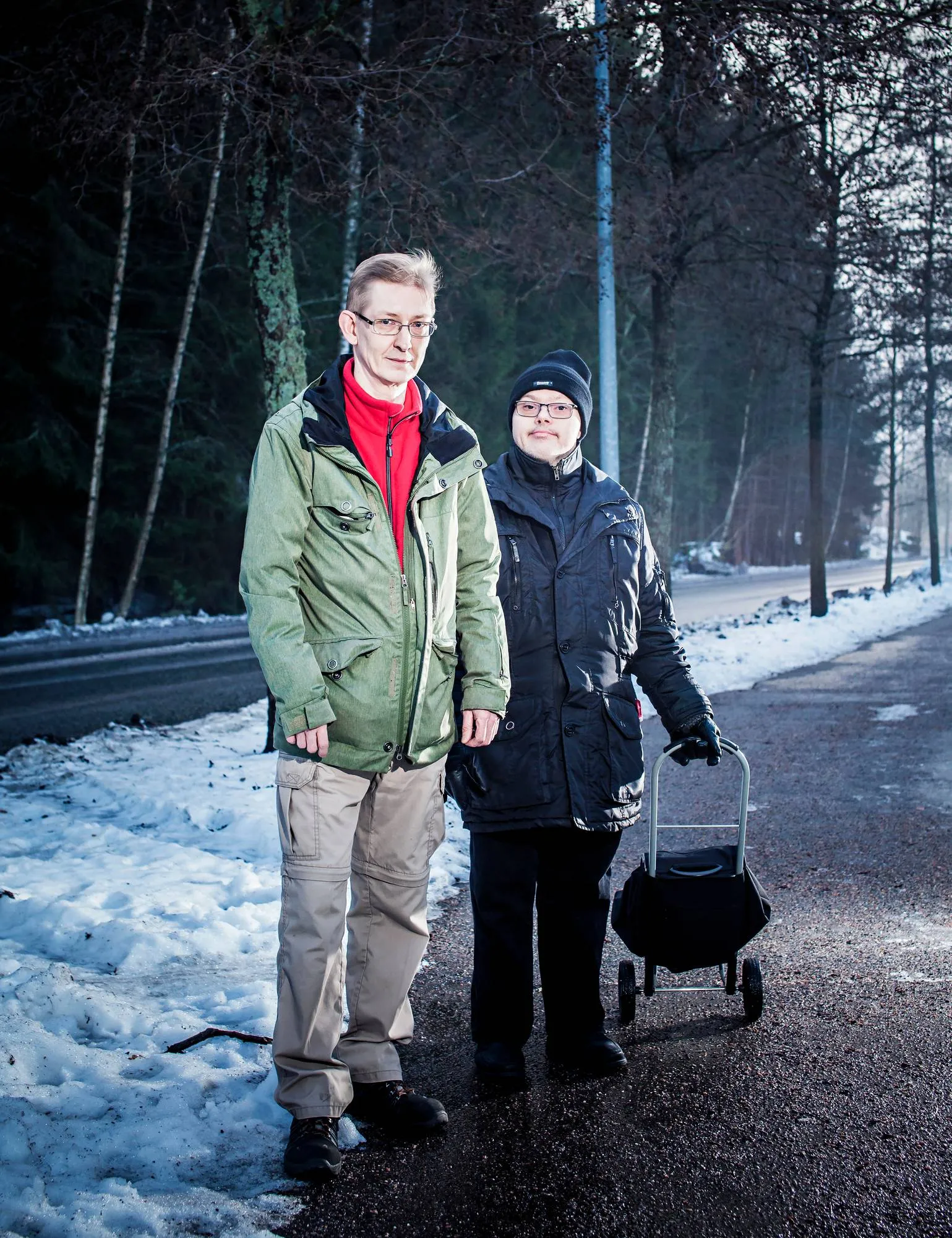 Tiiminvetäjä, lähihoitaja Jukka Jormanaisen (vas.) työnantaja on nyt Posti. Posti osti hoivayritys HR Hoivan tytäryhtiökseen. Kauppaan lähdössä Timo, vanhastaan tuttu tuetun asumisyksikön asukas Helsingistä.