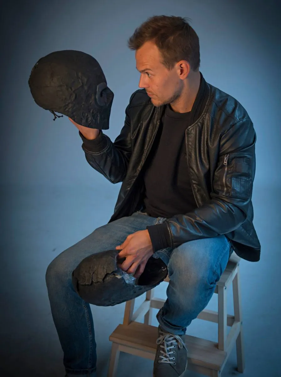 Rendel-elokuvan kuvauksissa kului kymmeniä maskeja. Niitä ei aina saanut ehjänä pois näyttelijän päästä.