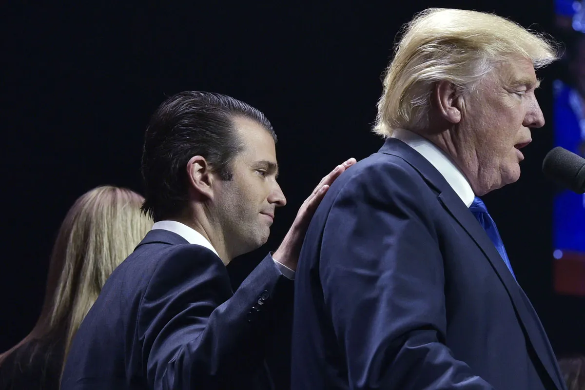 Donald Trump Jr. ja Donald Trump Yhdysvaltain presidentinvaalikiertueella New Hampshiressa 7. marraskuuta 2016.