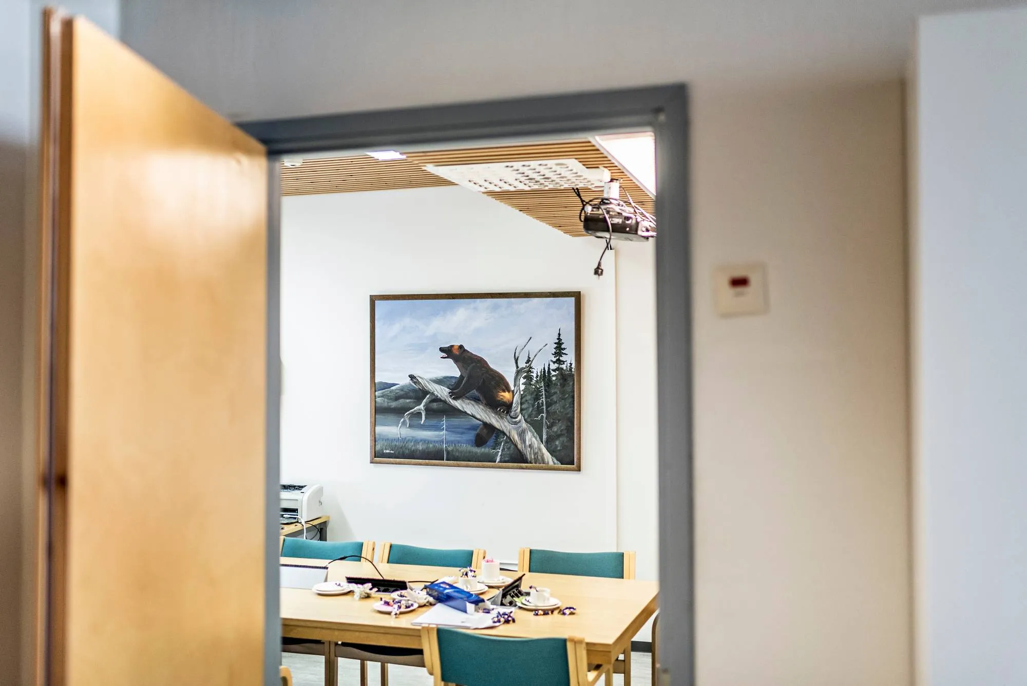 Kittilän vaakunaeläin on ahma. Se on myös kunnantalon kokoushuoneen taulussa.