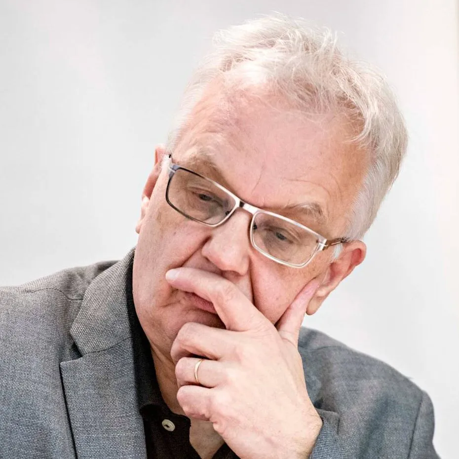 Esa Mäkinen on ollut Kittilän kunnan palveluksessa 1981 alkaen. Hallintojohtajana hän tuntee kunta- ja hallintolait.