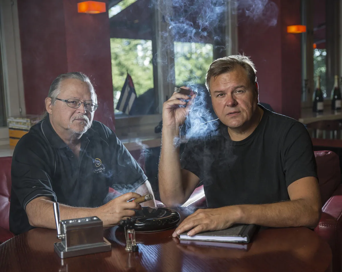 Hannu Lukkarisen (vas.) ja Pekka Lehtosaaren kirja Raatteen tiestä ideoitiin Kirjaclubilla Helsingissä.