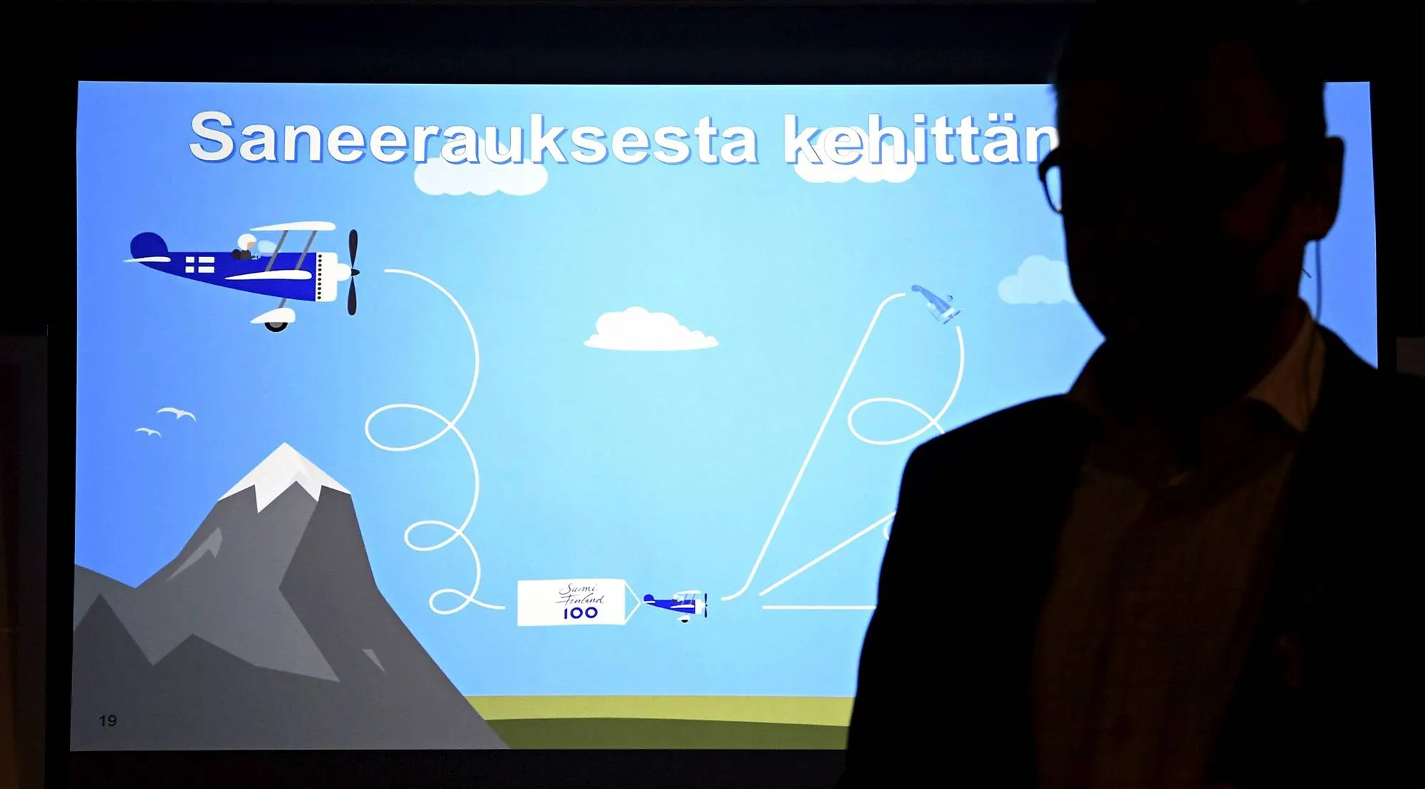 Juha Sipilä käytti linjapuheensa kuvituksena lentokonesymboliikkaa puolueen risteilyllä.