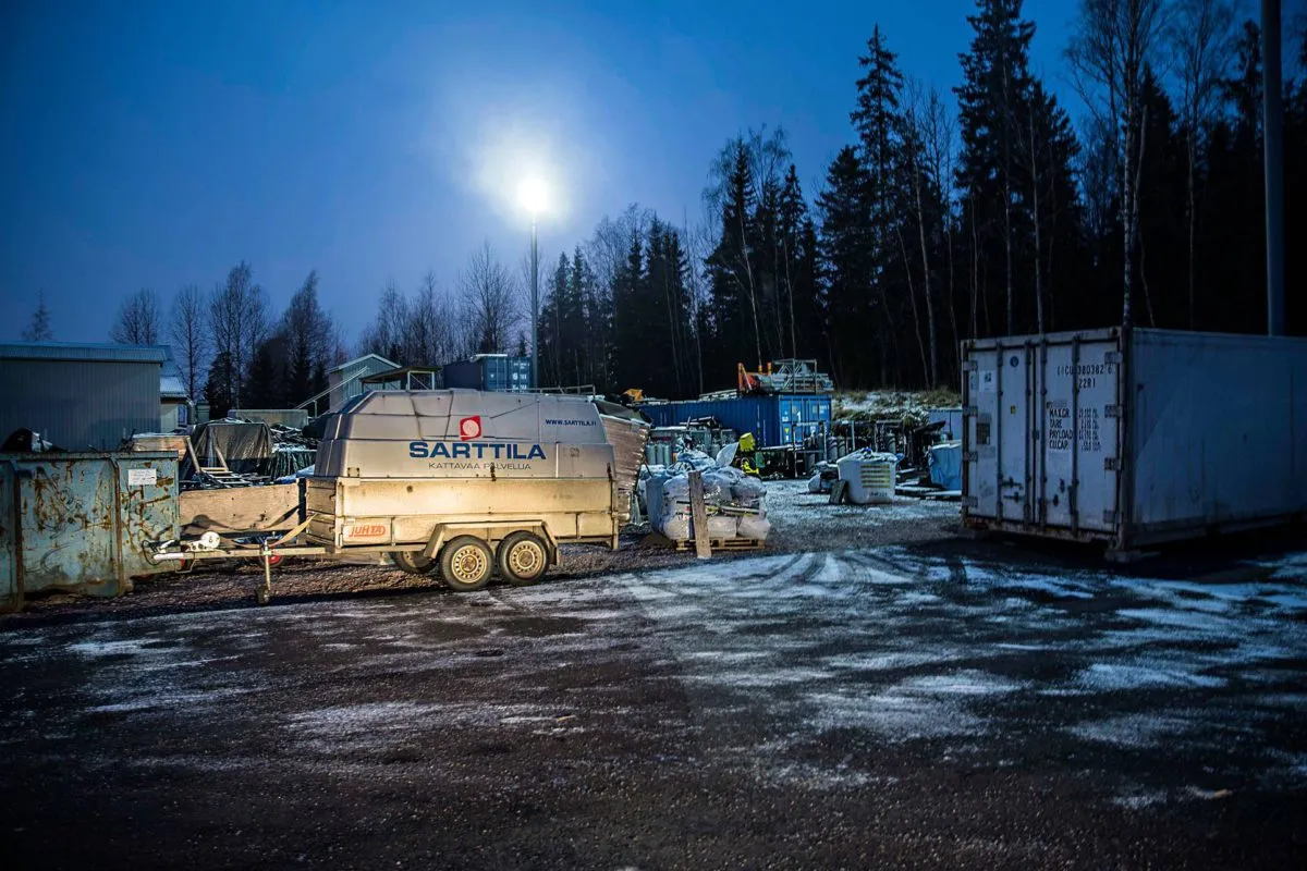 Viktor majoittui yrityksen varastoalueella. Asuntovaunu on siirretty pois tontilta.