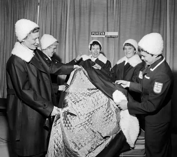 Hiihtäjät Siiri Rantanen, Eva Kuoppa, Eva Hög, Toini Mikkola-Pöysti ja Irmeli Nieminen ihastelevat Suomen kisatakin silkkivuorta 1960.
