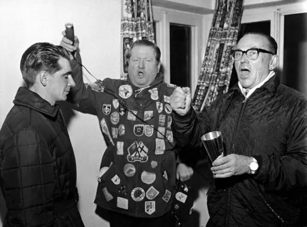 Mr. Seefeld eli hiihtäjä Eero Mäntyranta (vas.) ottaa vastaan radioselostaja Pekka Tiilikaisen ja kauppaneuvos Kalle Kaiharin onnittelut Innsbruckin kisoissa 1964.