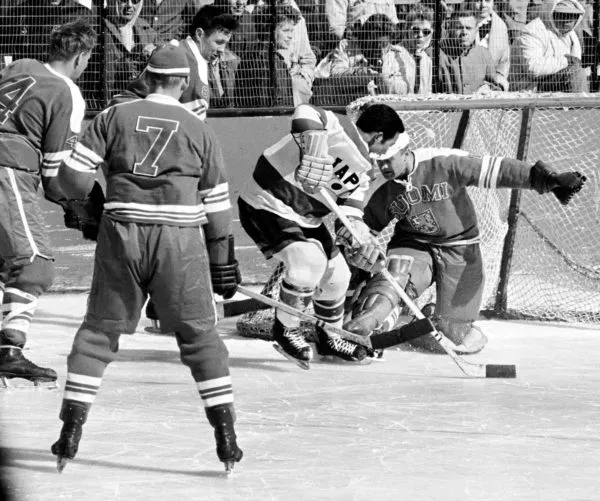 Suomi kohtasi Japanin kiekkojoukkueen 1960 Squaw Valleyssä, Kaliforniassa. Maalivahti Juhani Lahtinen torjuu kiekon.