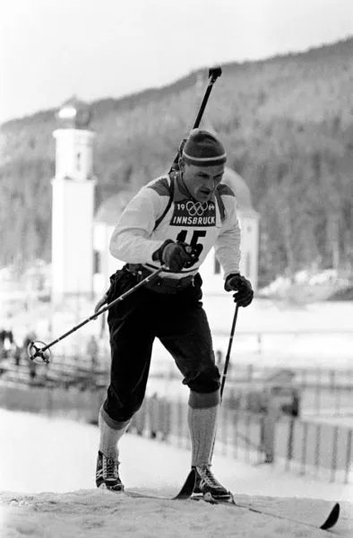 Kolminkertainen olympiavoittaja Veikko Hakulinen ei yltänyt enää mitaleille Innsbruckissa 1964.