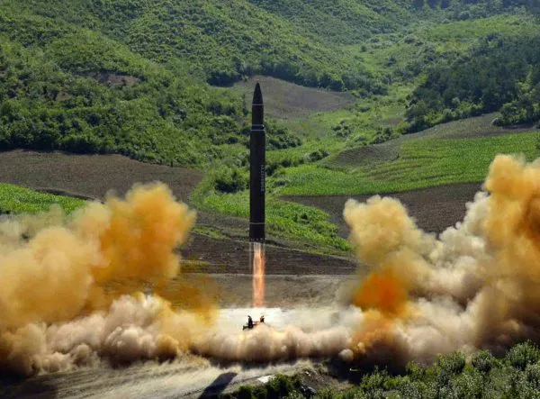 Pohjois-Korean välittämä kuva mannertenvälisen ballistisen ohjuksen testauksesta 4. heinäkuuta 2017. Ydinsota vahinko.