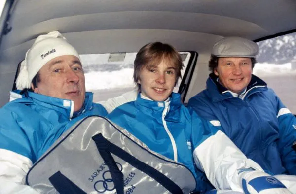 Matti Nykänen (kesk.), mäkihyppyvaikuttaja Niilo Halonen (vas.) ja valmentaja Matti Pulli Sarajevossa 1984. <span class="typography__copyright">© MARTTI PELTONEN / IS / LK</span>