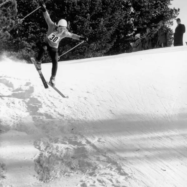 Alppihiihtäjä Raimo Manninen vauhdikkaassa hypyssä Innsbruckissa 1964.