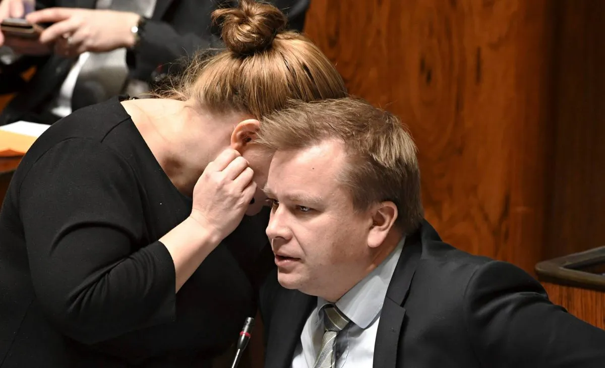 Keskustan heikot kannatusluvut lisäävät paineita Antti Kaikkosen johtamassa eduskuntaryhmässä.