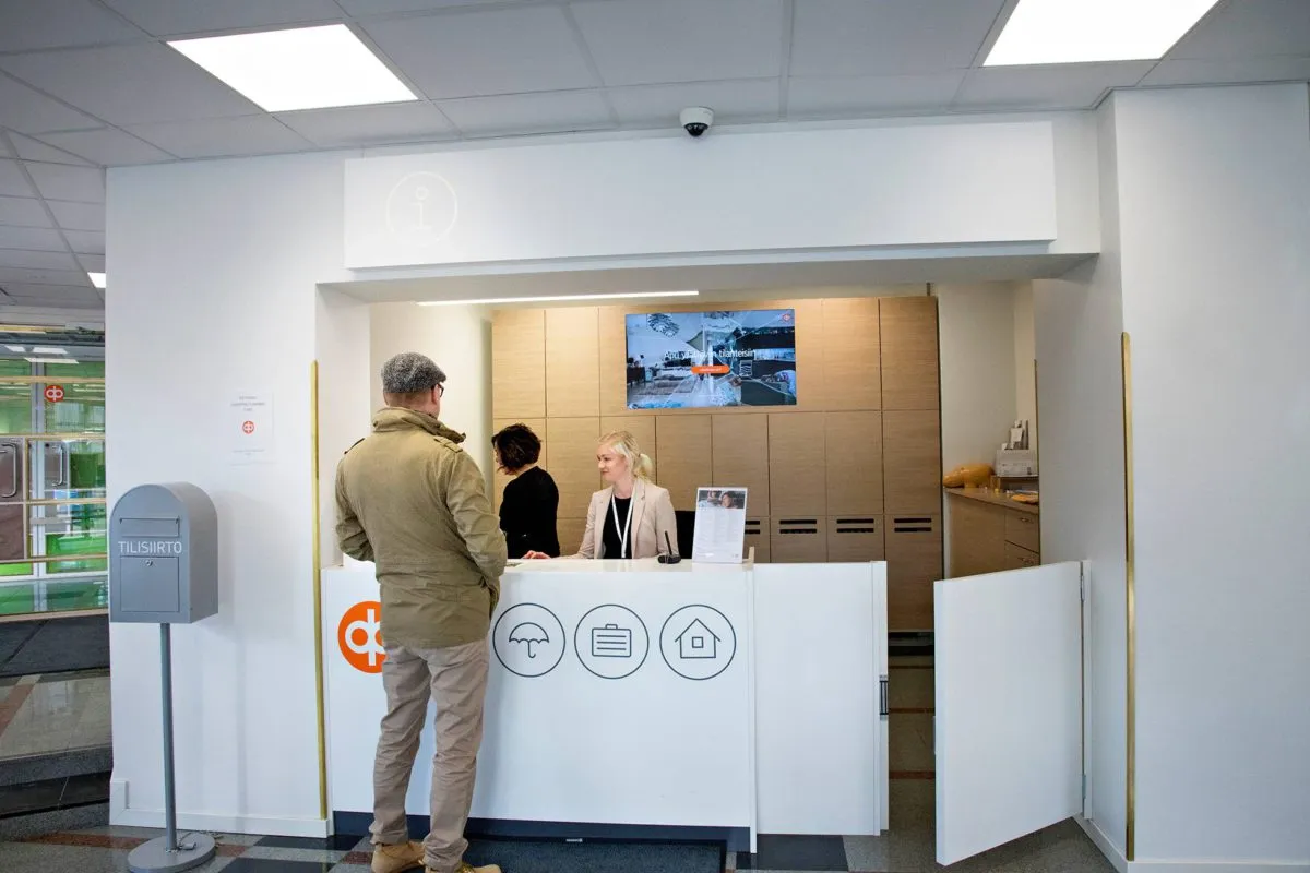 Pankkiasiat ovat puoluesihteerin vastuulla. Piia Hytönen (oik.) ja Heidi Kajan avustavat.