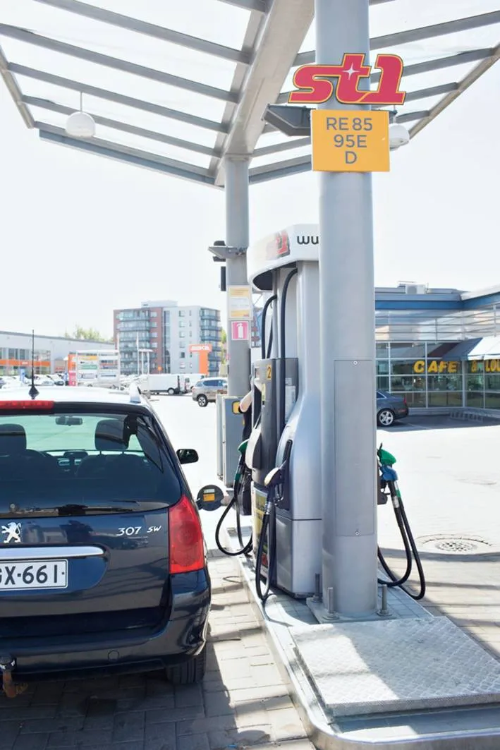 Katsastattu Peugeot 307 SW tankataan viinabensalla, RE85:lla.