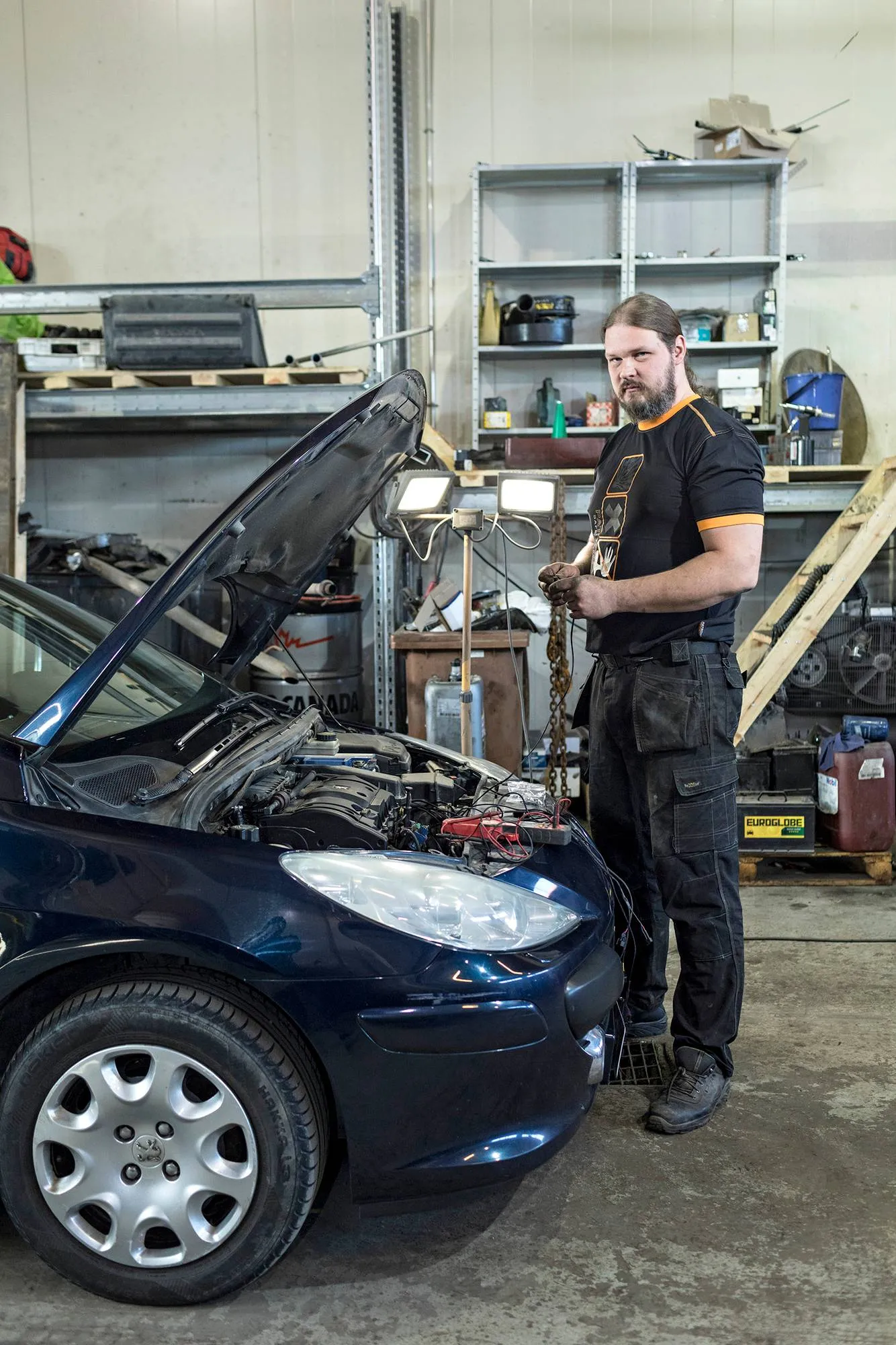 Aki Siekkinen asentaa muutossarjan konehuoneeseen.
