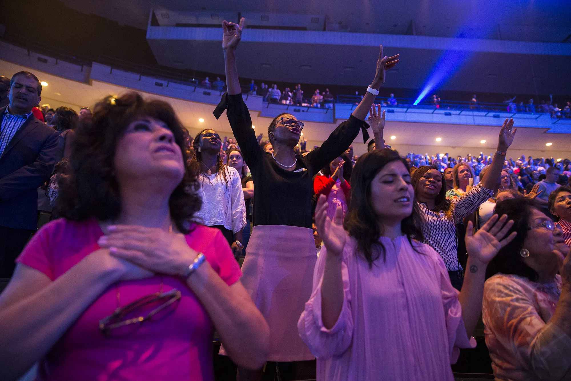 Joel Osteen saa seurakuntansa hurmokseen.