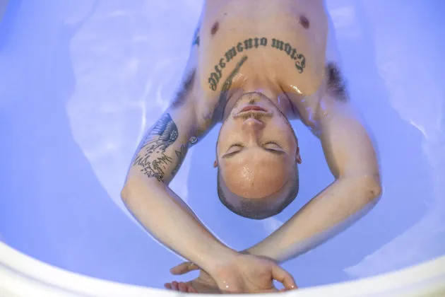 Juho Rautiainen vietti yön helsinkiläisessä kelluntatankissa kesäkuun lopussa.