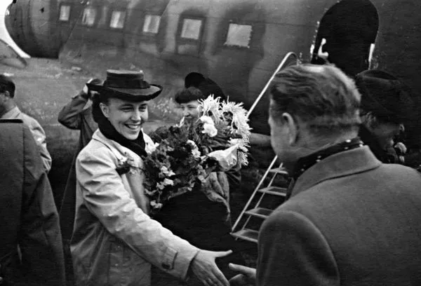 Ensimmäinen suomalainen kulttuurivaltuuskunta saapui Moskovaan syyskuussa 1945. Hertta Kuusinen ja Lullan Helo kantoivat mukanaan suuria kukkakimppuja.
