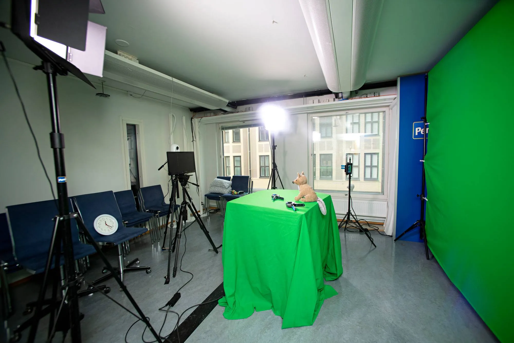 Puoluetoimiston uusi ja nykyaikainen viesti- ja propagandakeskus.