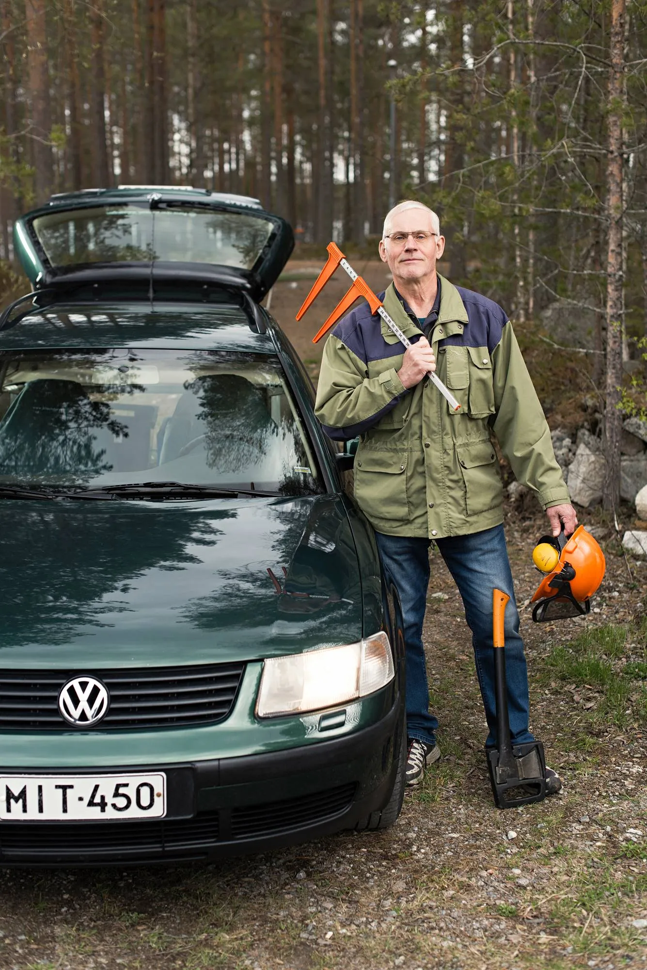 Heikki Poikonen, Volswagen Passat 1.9 vm. 1999. ”Olen muuttanut Passatin pakettiautoksi, kääntänyt takapenkit suoriksi. Se on huoltoauto metsähommissa. Kun vaimon Passatilla tuli 500 000 kilometriä täyteen, ostettiin jäätelöt Saarijärven Halpa-Hallissa.”