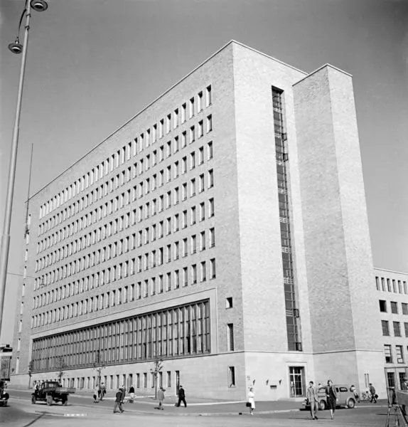 Helsingin uusi Postitalo henki modernia arkkitehtuuria, funktionalismia.