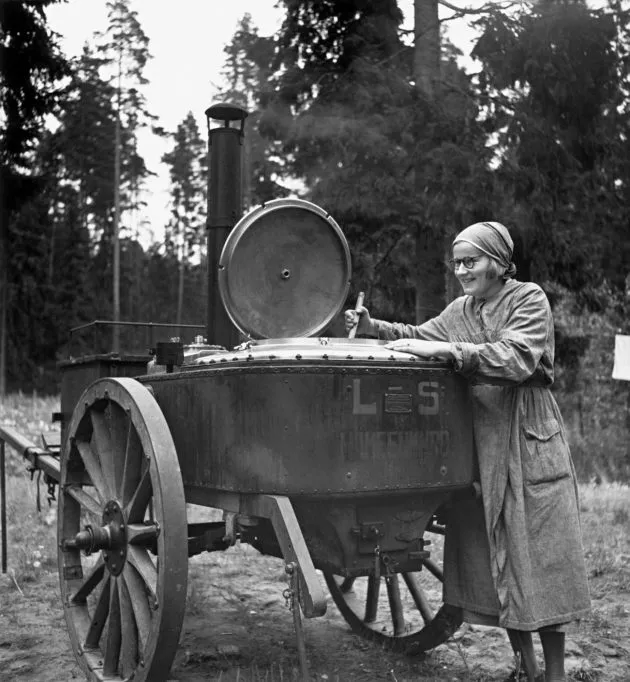 Lotta valmisti ruokaa hevosvetoisella kenttäkeittimellä.